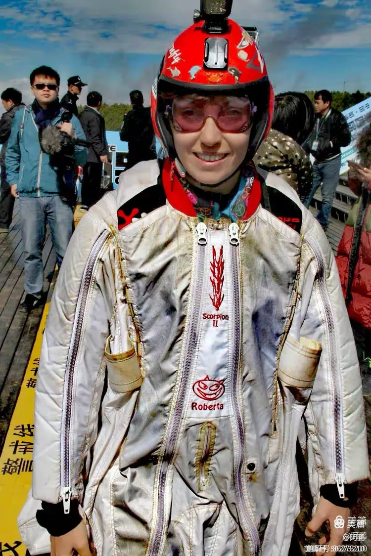 翼装飞行 ,大鹏展翅恨天低